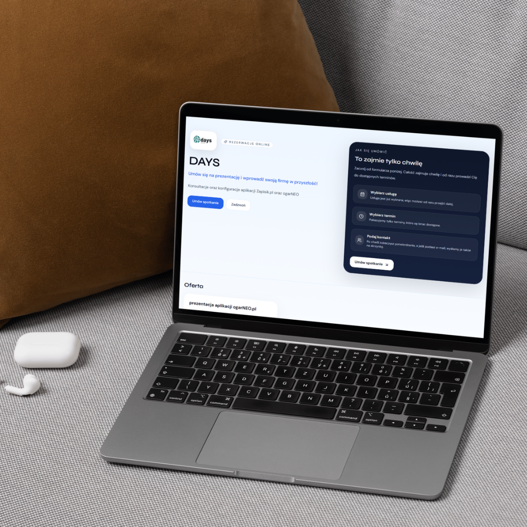 Specjalistka prowadzi konsultację online przy laptopie w jasnym gabinecie.